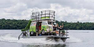  Kombi Corujinha vira barco no Brasil