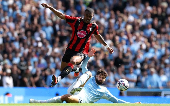 Guehi, de cabeça, fez o primeiro gol do Manchester City sobre o Bournemouth