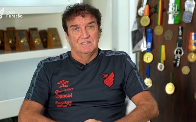 Cuca, treinador do Athletico, se pronunciou sobre o caso de 1989 em que está envolvido — Foto: Reprodução/Rede Furacão