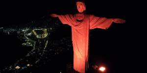 Cristo Redentor na cor laranja alerta contra o feminicídio