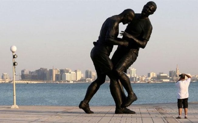 Estátua de Zidane dando cabeçada em Materazzi gera polêmica e sai das ruas do Qatar