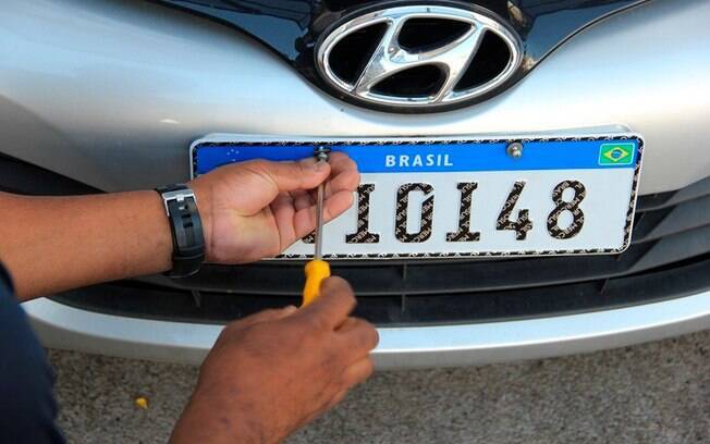 Traficantes do Rio roubam placas para clonar carros e revendê-los ou usar em crimes