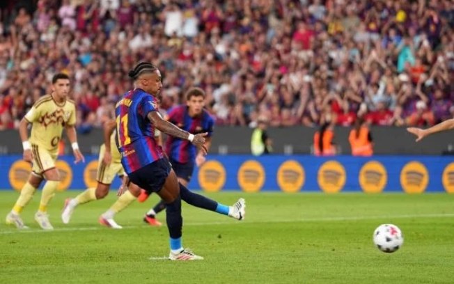 Momento do gol de pênalti marcado por Raphinha