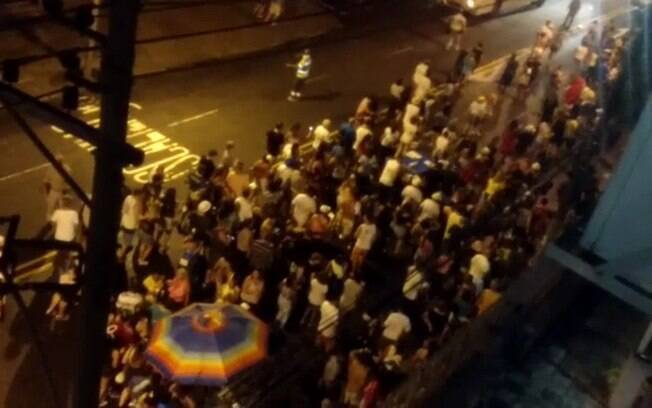 Foliões viveram momento de pânico durante tiroteio na noite de ontem na rua Conde do Bonfim, na Tijuca