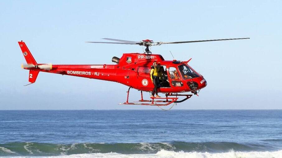Bombeiros voltam a usar helicóptero nas buscas por homem afogado no Rio 