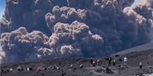 Vulcão Etna entra em erupção na Itália e assusta turistas