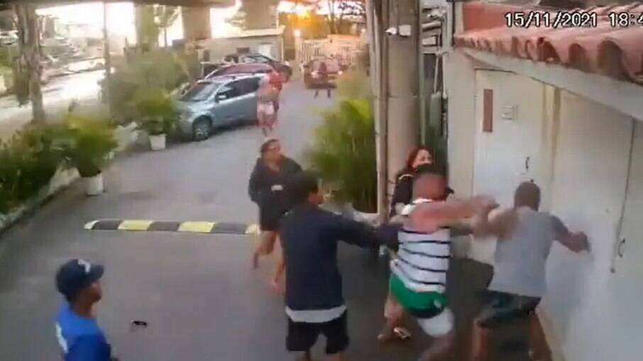 Vendedor de cachorro-quente sendo agredido na Barra da Tijuca