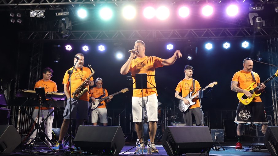 Banda Águia encerrou as apresentações no primeiro dia do Carnaval de Vinhedo