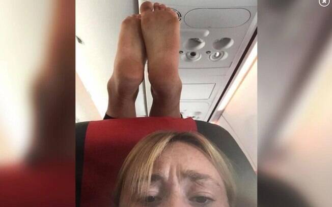 Uma mulher sofreu com os pés de um passageiro sobre sua cabeça