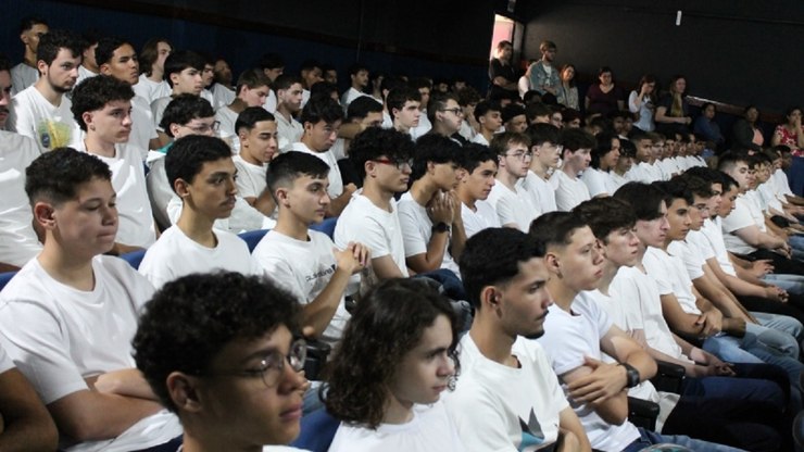 Jovens de Vinhedo recebem certificado de dispensa militar