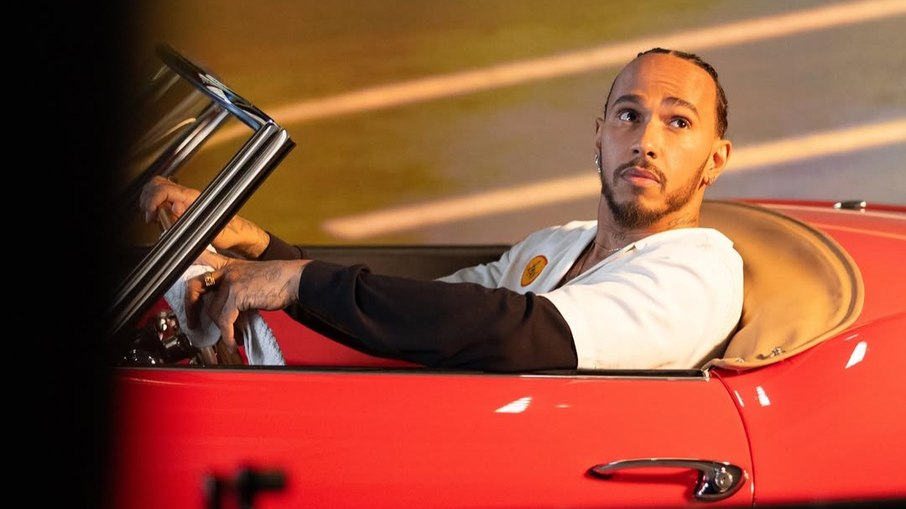 Hamilton revive clássico do cinema para estreia na Ferrari Hamilton revive clássico do cinema para estreia na Ferrari