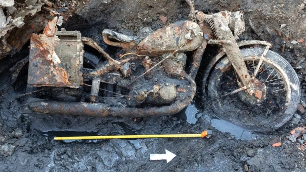 Moto alemã foi encontrada junto com restos mortas de soldados da Segunda Guerra Mundial