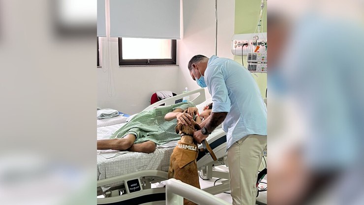 Amendoim, do filme Caramelo, visita hospital oncológico