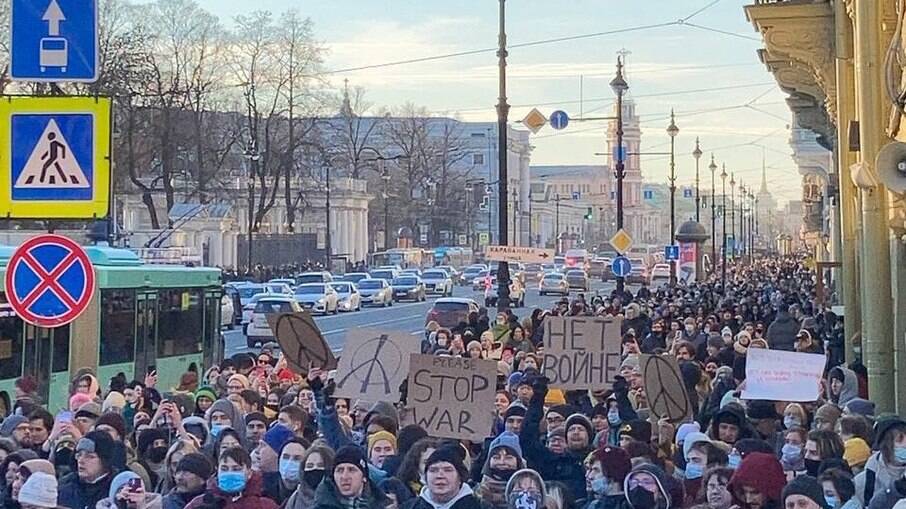 Protesto no dia 6 de março contra a guerra, em São Petersburgo, na Rússia