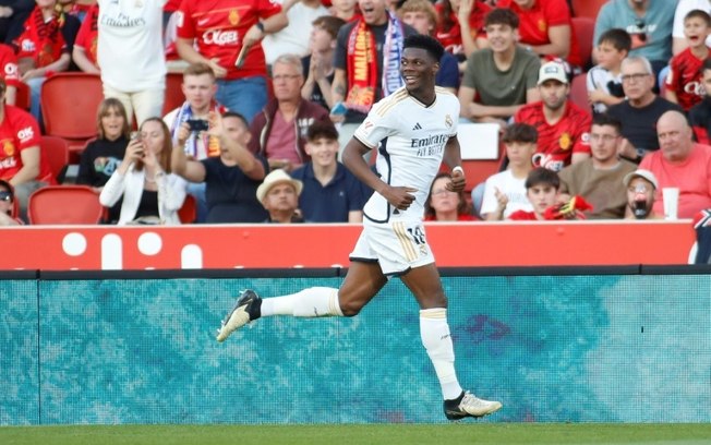 O meia do Real Madrid Aurélien Tchouaméni comemora seu gol contra o Mallorca no estádio Son Moix, em Palma de Mallorca, em 13 de abril de 2024.