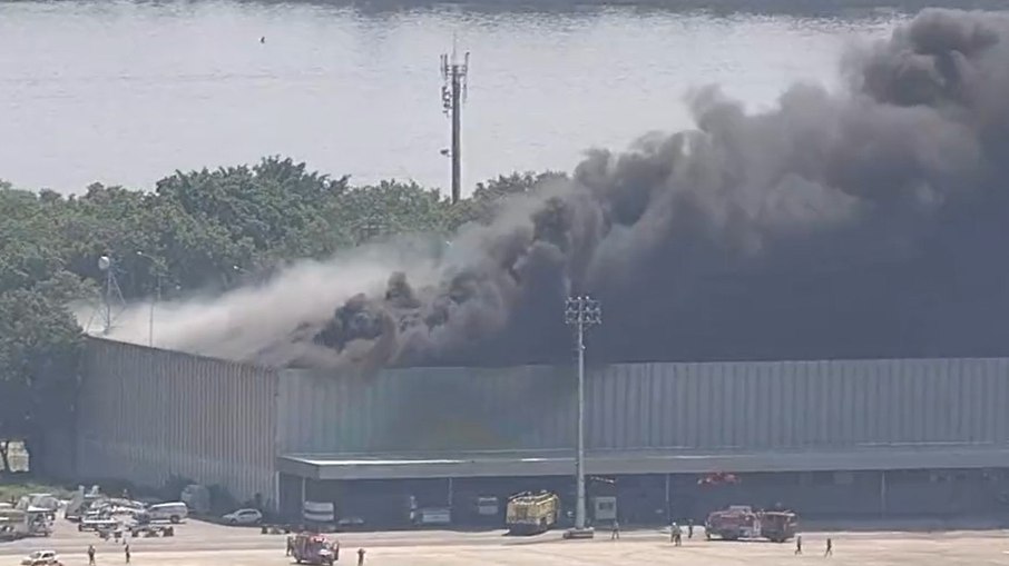 Rio: incêndio atinge galpão do aeroporto Galeão