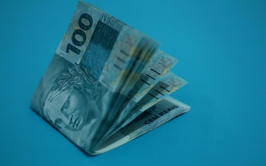 Governo reajusta salário mínimo para R$ 1.621 em 2026