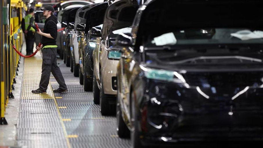 Linha de produção da fábrica da Jaguar Land Rover em Solihull, Grã-Bretanha