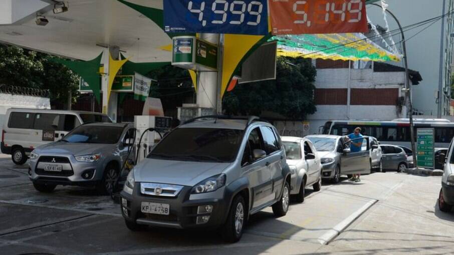A partir desta terça-feira, o valor de repasse do litro da gasolina nas refinarias aumentou cerca de 7%, enquanto o litro do diesel sofreu alta de em média 9%