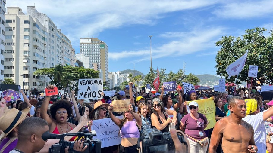Discurso de familiares emociona ato contra feminicídio no Rio Discurso de familiares emociona ato contra feminicídio no Rio