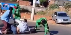 Morador briga com garis após caminhão bloquear condomínio