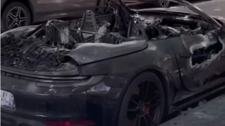 Veja
como ficou o Porsche 911 incendiado em Paris
