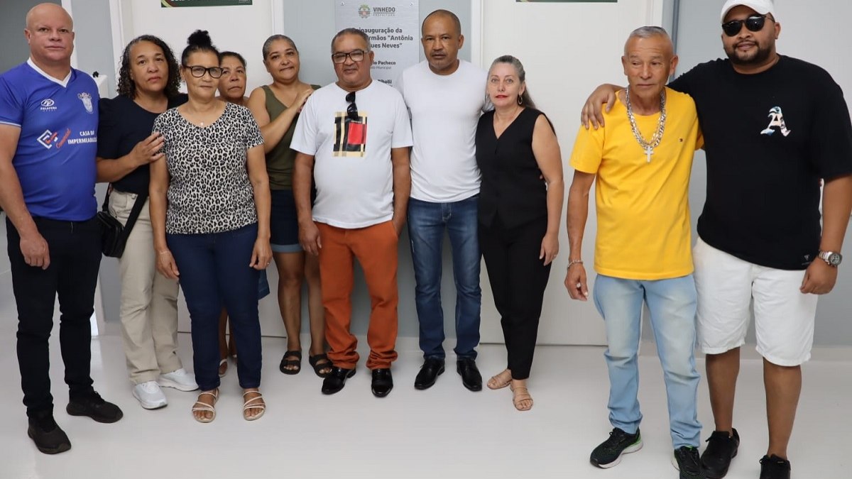 Familiares de Dona Antônia durante reinauguração da UBS
