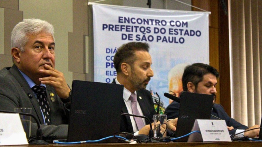 Senador Astronauta Marcos Pontes na bancada durante Encontro com Prefeitos do Estado de São Paulo. Ao lado, os assessores, Dr. Marcelo Morales e Carlos Antunes