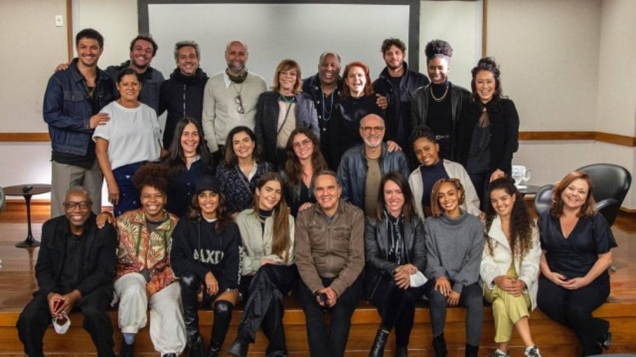 Jade Picon posa com atores veteranos para nova novela da Globo
