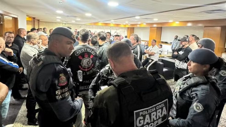 Corinthians: torcedores invadem sede e PM precisa ser acionada
