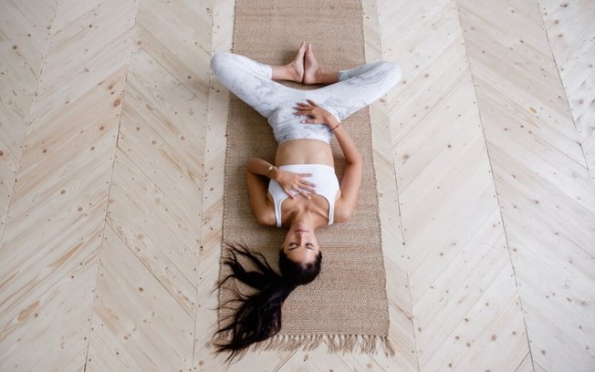 4 posturas de yoga para aliviar as dores do período menstrual