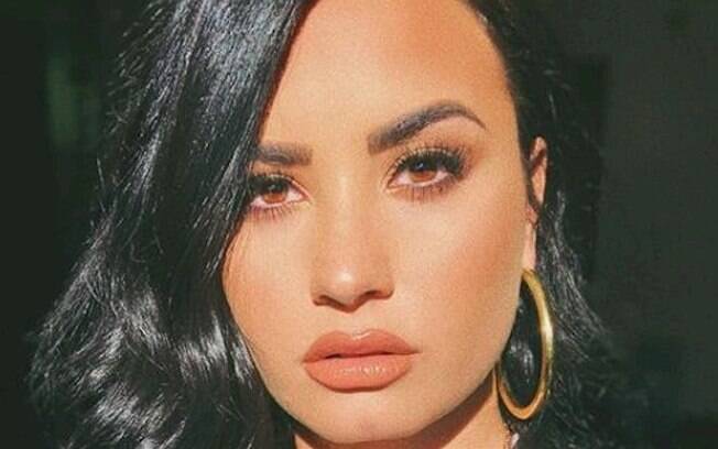 Fãs de Demi Lovato criticam parceria da cantora com perfil de conspiração