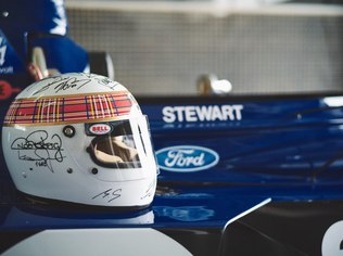Assinatura de Michael Schumacher aparece logo abaixo do visor%2C no lado direito