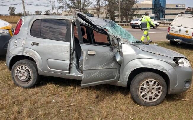 Carro capota na Santos Dumont, em Indaiatuba, e motorista fica ferida