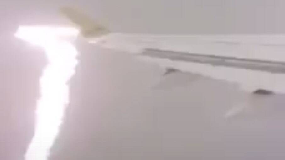 Avião é atingido por raio e passageiro flagra momento do impacto