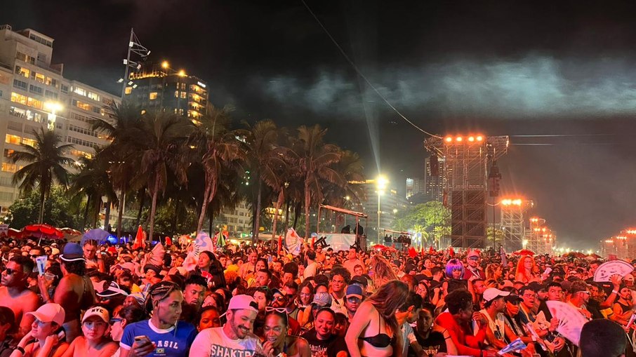 Público se concentra próximo ao palco principal.