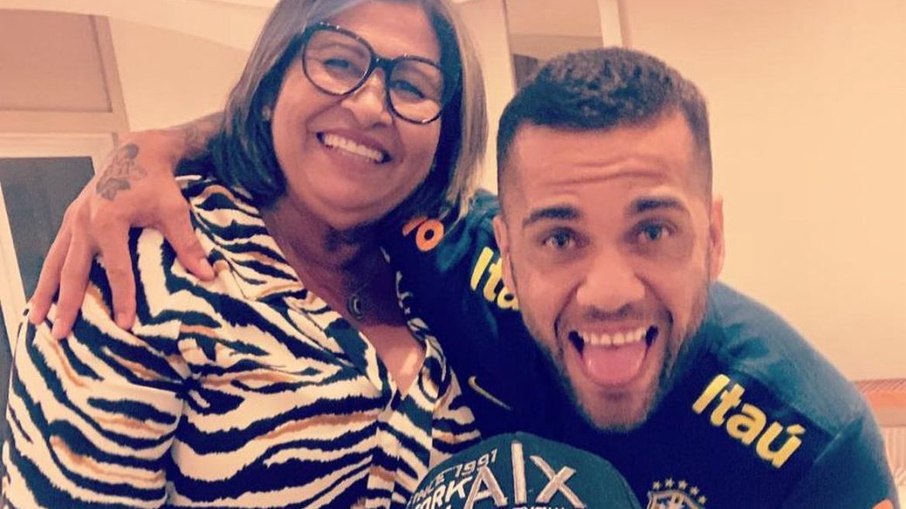 Mãe de Daniel Alves apaga post que revelava identidade da suposta vítima do filho