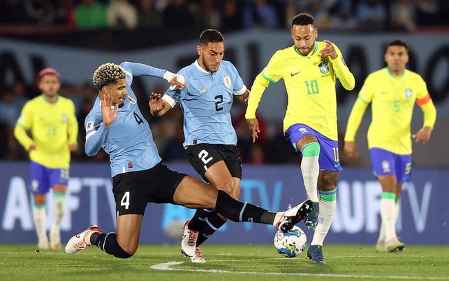 Neymar durante duelo com o Uruguai no  Estádio Centenário em Montevidéu pelas Eliminatórias 2026