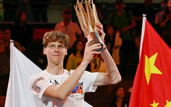 Jannik Sinner levanta o troféu de campeão do Masters 1000 de Xangai após vencer na final o sérvio Novak Djokovic