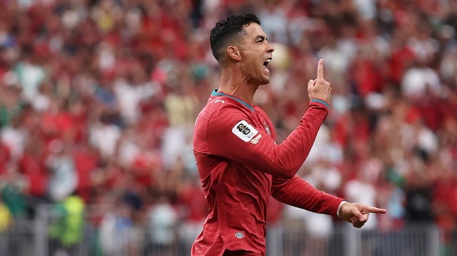 Cristiano Ronaldo comemorando um dos gols marcados contra o Uzbequistão