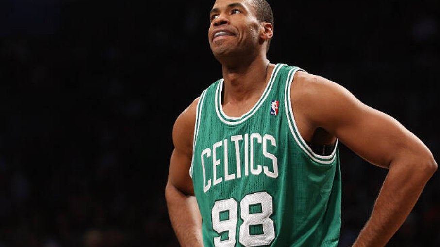 O pivô Jason Collins se assumiu em abril de 2013, quando tinha 34 anos. Ele se aposentou no ano seguinte.