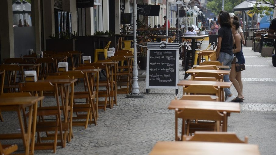 Bares e restaurantes querem horário de verão de volta