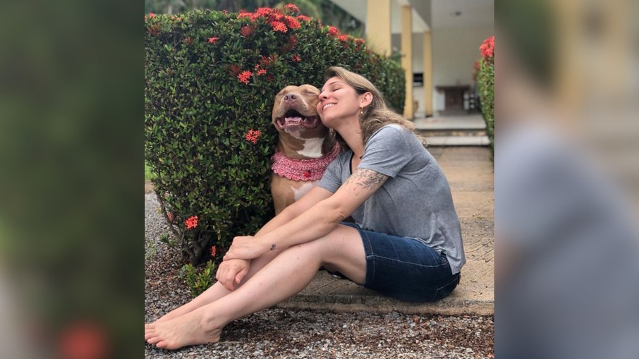 Pitbull Zara e sua tutora Gledi Triches Pitbull Zara e sua tutora Gledi Triches