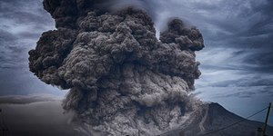 Erupção de vulcão provoca cancelamento de voos na Indonésia