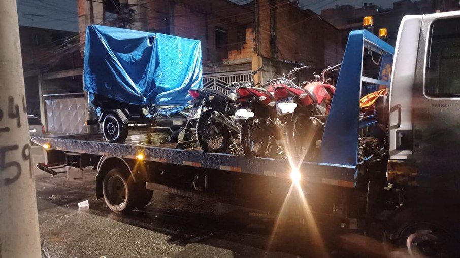 Foram apreendidos 21 veículos, sendo 16 motocicletas, quatro automóveis e uma carretinha de som. Foram apreendidos 21 veículos, sendo 16 motocicletas, quatro automóveis e uma carretinha de som.