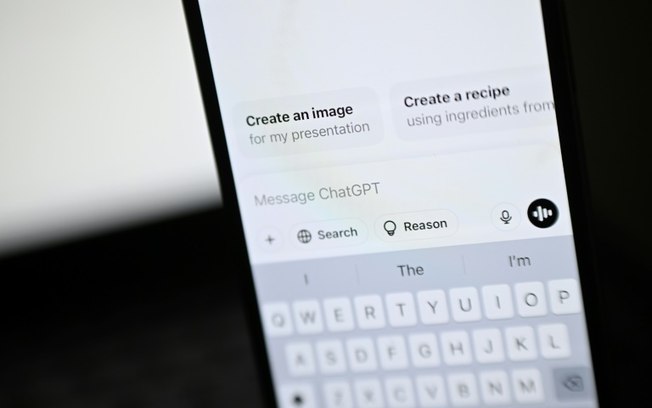 Ilustração de arquivo de 20 de fevereiro de 2025 mostra o aplicativo ChatGPT em um smartphone