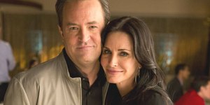 Courteney Cox, de 'Friends', diz que Matthew Perry ainda a 'visita'