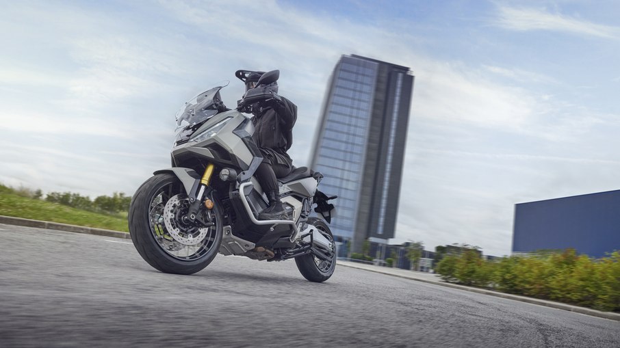 Honda X-ADV 2026 utiliza motor bicilíndrico e transmissão automática DCT