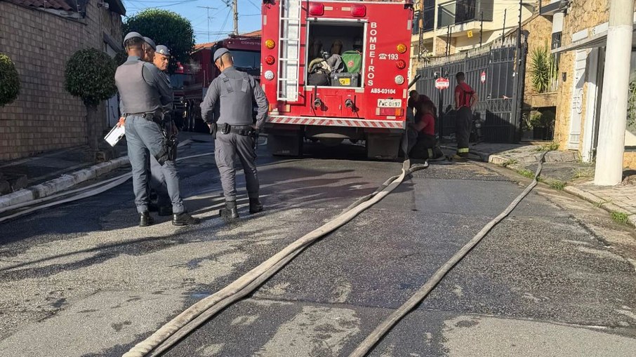 Bombeiros foram acionados para apagar as chamas