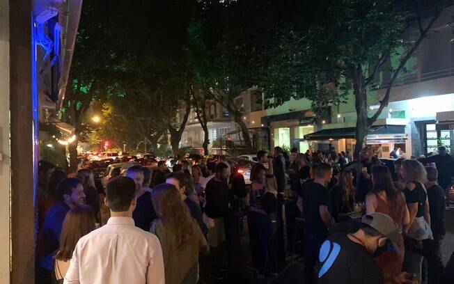 Bar no Leblon ficou lotado após reabertura do comércio